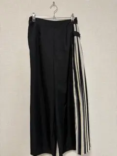 黒のストライプ付きワイドパンツ