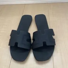ブラック フラットサンダル カットアウトデザイン