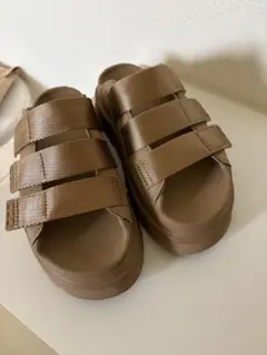 UGG ブラウン ストラップサンダル 厚底