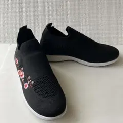 【新品】足入れ楽々♪黒メッシュ スリッポン 花柄 刺繍 軽～いスニーカー