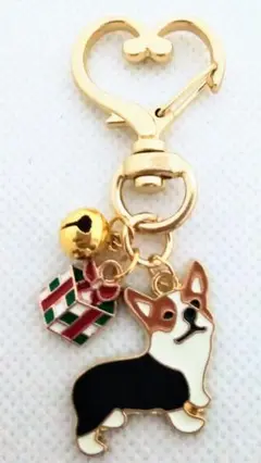 宝来鈴とクリスマスプレゼントとウェルシュ・コーギー(黒色)の犬キーホルダー