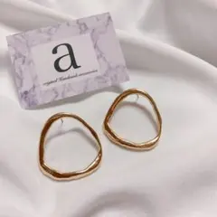 2098-1 大☺︎ゴールドの変形オーバル型フープチタンピアス☺︎