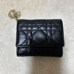 黒いレザー三つ折り財布 キルティングデザイン