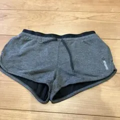 Reebok Sサイズ グレーショートパンツ
