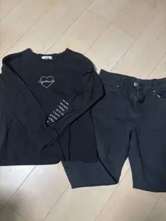 PINK-latte長袖Tシャツとデニムパンツ