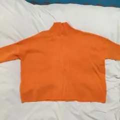 アーモワールカプリス　オレンジ タートルネックセーター