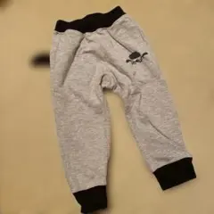 羊の刺繍付きグレーパンツ