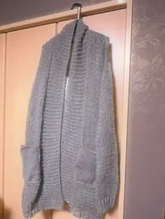 グレーのニットオープンフロントカーディガン、フロントポケット付き。