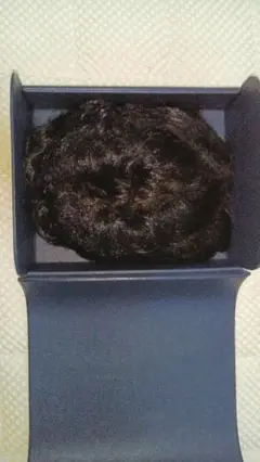 黒いカールフルウィッグ ボックス付き