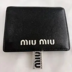 miu miu ミュウミュウ 二つ折り財布 ブラック×ホワイト ロゴのサムネイル