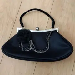 黒いフラワー装飾クラッチバッグ
