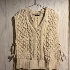 クリーム色 ケーブル編み Vネック ニットベスト