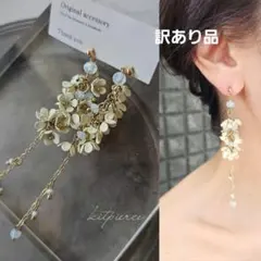 No.126 B品販売 小花たくさん♡ホワイトフラワー×ゴールドチェーンピアス