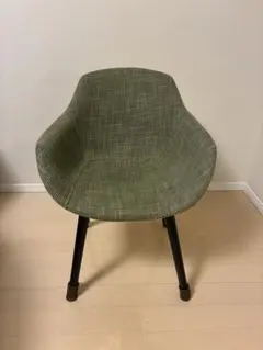 イームズダイニングチェア2脚(グリーン、ブラウン各1脚)