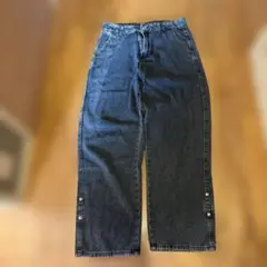 ブラックデニムパンツ ボタン付き裾