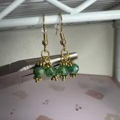 緑色ビーズのフックピアス