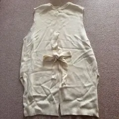 クリーム色ノースリーブニット