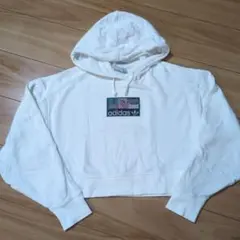 adidas ホワイト クロップド パーカー