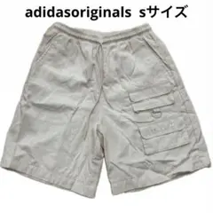 adidasoriginals ハーフパンツ ベージュ