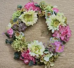 優しい彩りのフラワーリース