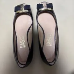 Ferragamo 黒 リボン付き バレリーナシューズ