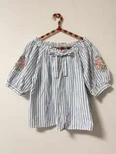 Fi.n.tストライプ柄 オフショルダー ブラウス 刺繍入りのサムネイル