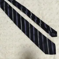 GUCCI ストライプ ネクタイ ブラック/グレー　ヨレ、皺有