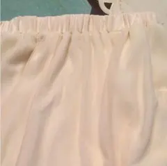 オフホワイトのスカート