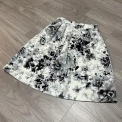 フレアスカート 白黒花柄 ひざ丈