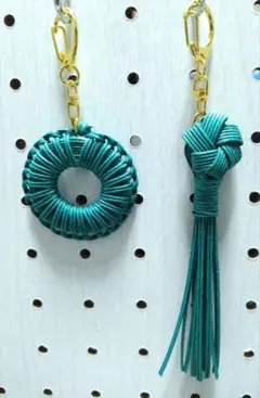 ハンドメイドクラフトバンドドーナツ型とタッセル型キーホルダー2個セット ひすい色
