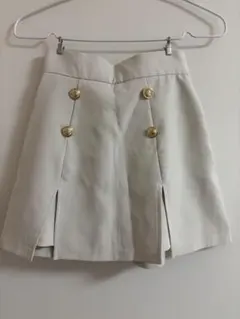 evelyn ホワイトショートパンツ ゴールドボタン付き