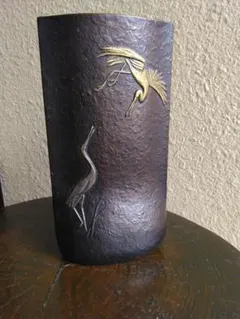 金属製 花瓶 浮彫り