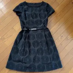 オースチンリード黒の花柄エンボス半袖ワンピースのサムネイル