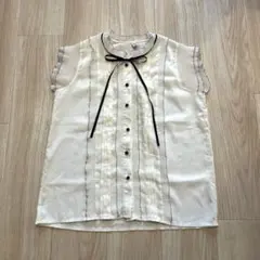 フリル袖×リボンタイ付きブラウス