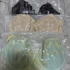 グリーン・ベージュ・ブラックのブラジャー３セット