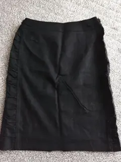 黒 タイトスカート　サイド特徴的デザイン　ベルト装飾