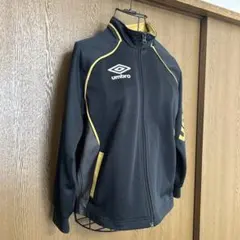 umbro ジップアップジャケット 黒/黄色　130センチ　中古品　記名あり