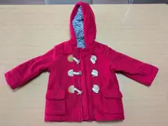 赤いフード付きアウター