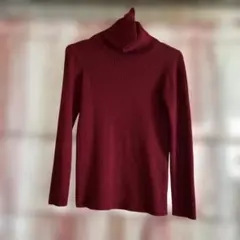 Queens court バーガンディ タートルネック セーター