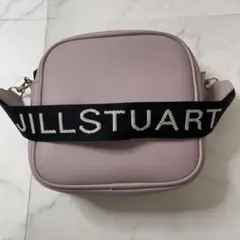 ジルスチュアート ロゴストラップ付 スクエアショルダーバッグ ピンク