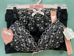 新品タグ付ノンワイヤーブラジャー&ショーツセット　サイズM