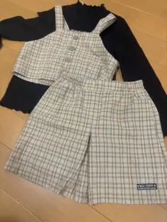 黒長袖カットソー　チェック柄ベスト　ショートパンツ　セット