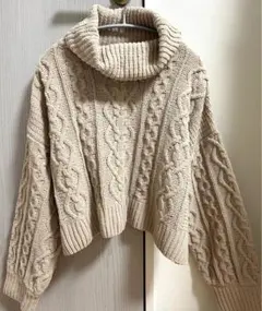 ベージュ ケーブル編み タートルネック セーター