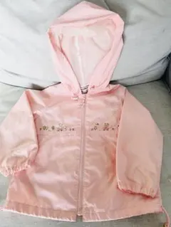 ピンクの刺繍入りフード付きジャケット