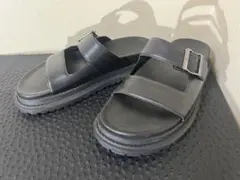 美品 GU ブラックバックル付きストラップサンダル 25cmのサムネイル