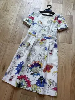 【新品タグ付き】Paul Stuart 半袖ワンピース 花柄 水彩画 9号のサムネイル