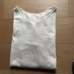アンティカ　アイボリー Vネック 薄手長袖ニット春