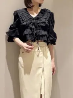 完売品　SNIDEL クロップドフリルブラウスのサムネイル