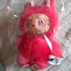 ラブブ　赤のぬいぐるみ