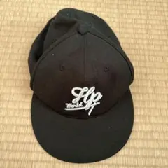 黒の刺繍ロゴキャップ